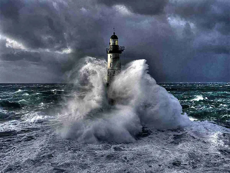 <em>D’un phare l’autre</em>. Vagabondaggi letterari per mare e per terra